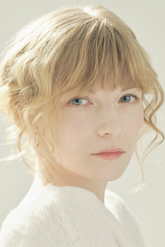 アニャ・フロリス（Anya Floris）のナレーター画像1｜バイリンガル／外国人ナレーター事務所フリー・ウエイブ