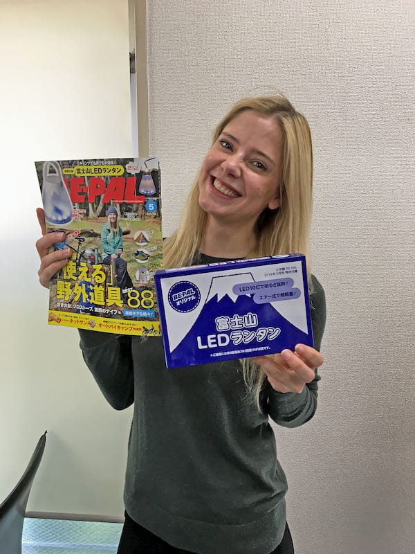 アウトドア雑誌「BE-PAL」5月号表紙に外国人タレントのヤンニ・オルソンが登場！